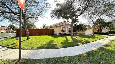 19010 SW 10th St in Pembroke Pines, FL - Foto de edificio - Building Photo