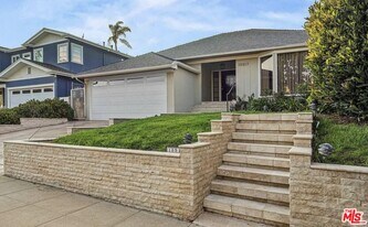 10517 Holman Ave in Los Angeles, CA - Building Photo