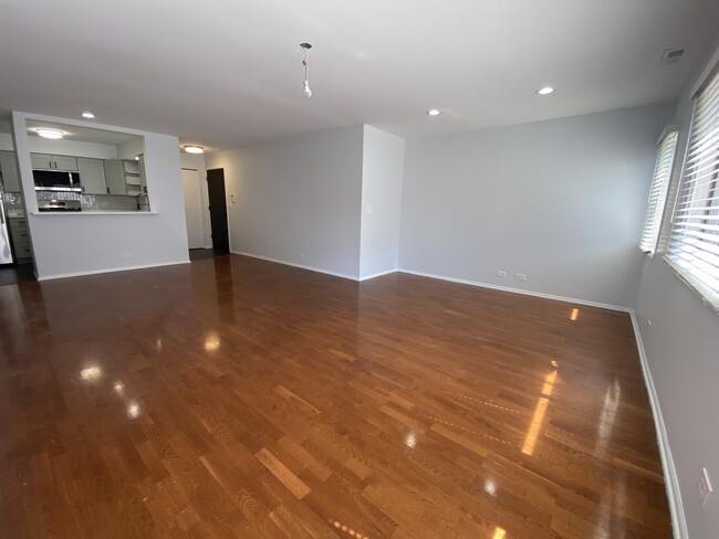 1455 W Fullerton Ave, Unit 204 in Chicago, IL - Building Photo - Building Photo
