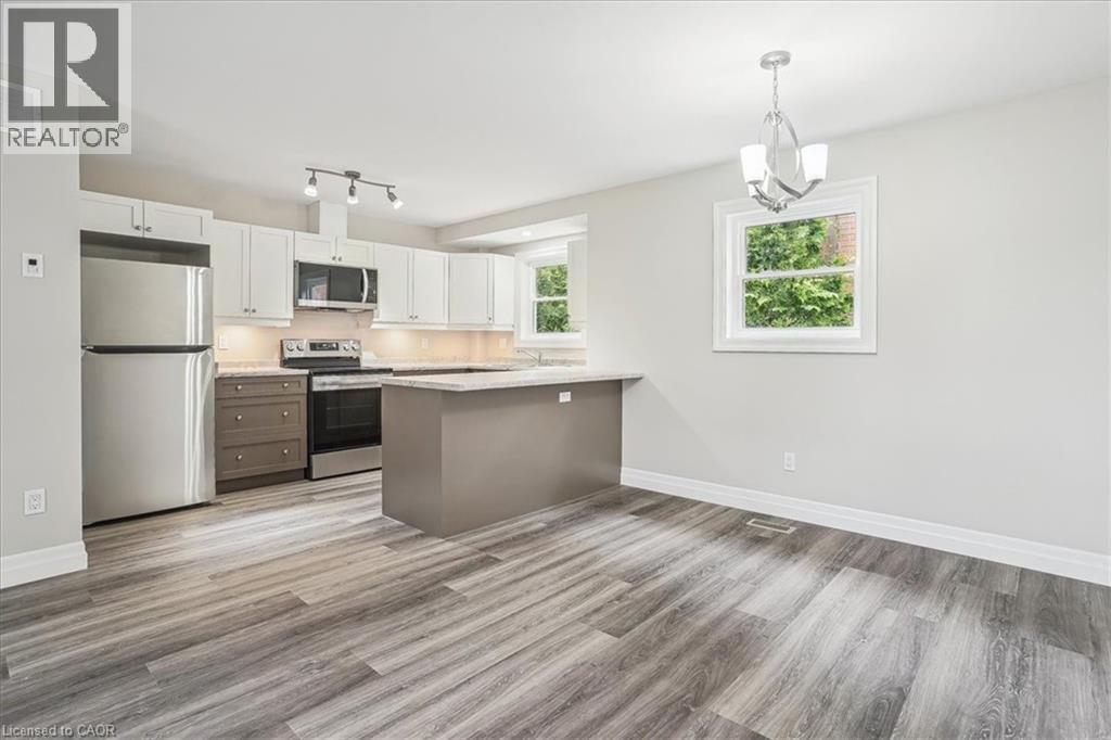 38 Viewpoint Ave in Hamilton, ON - Building Photo