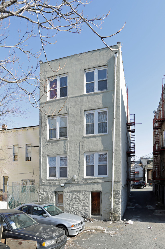 712 E 216th in Bronx, NY - Building Photo - Building Photo