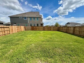28763 Texas Plns Dr in Hockley, TX - Foto de edificio - Building Photo