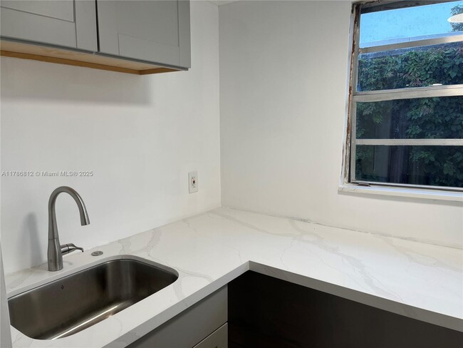2620 SW 12th St in Miami, FL - Foto de edificio - Building Photo
