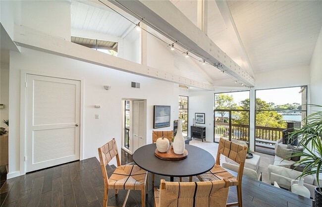 5226 Marina Pacifica Dr S in Long Beach, CA - Foto de edificio - Building Photo