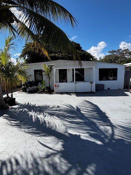 1329 NW 4th Ave, Unit Private Bedroom in Fort Lauderdale, FL - Building Photo