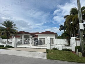 465 NW 119th Ave in Miami, FL - Building Photo - Building Photo