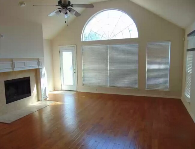 1120 Mission Ln in Lantana, TX - Foto de edificio - Building Photo