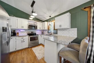 705 Koehnen Dr in Chaska, MN - Foto de edificio - Building Photo