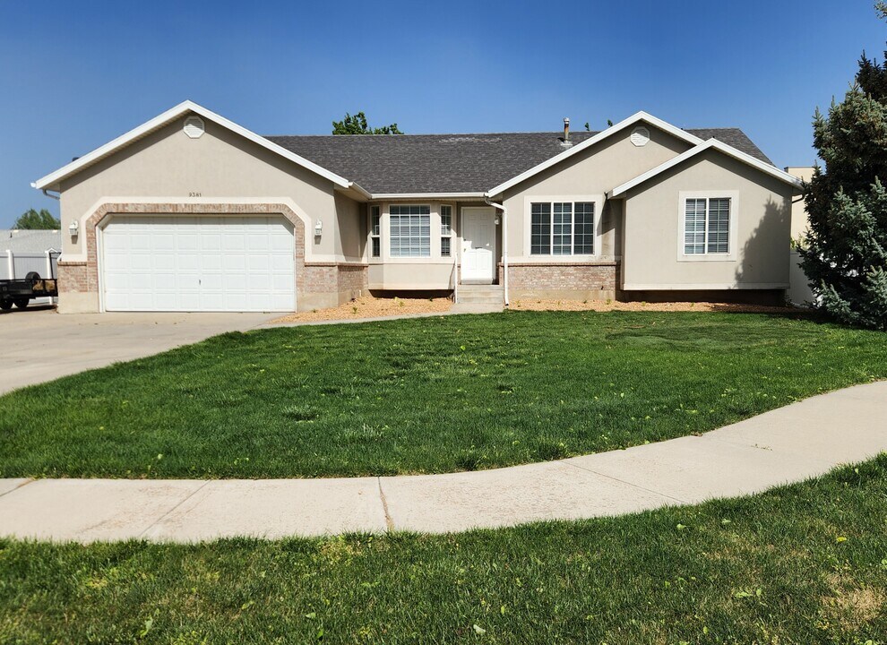 9381 S 3110 W in West Jordan, UT - Building Photo