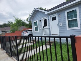 914 E 32nd St in Houston, TX - Building Photo