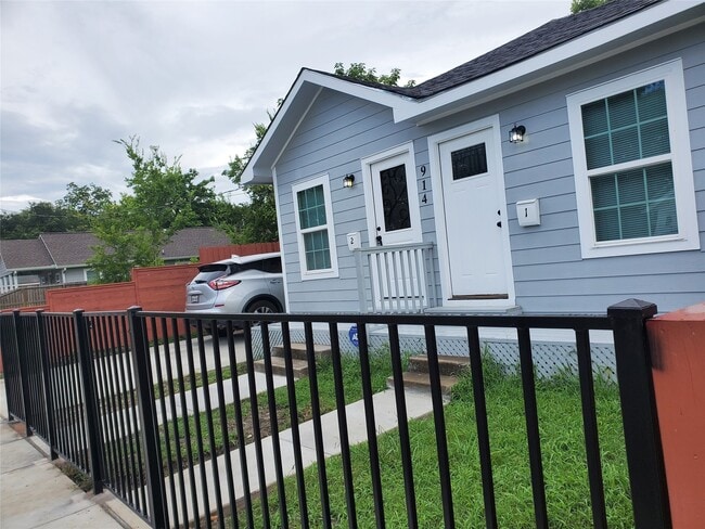 property at 914 E 32nd St