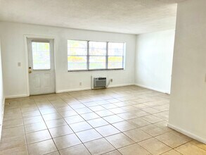 128 Canterbury F in West Palm Beach, FL - Building Photo - Building Photo