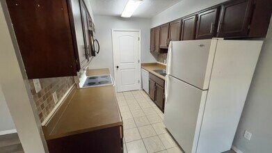 313 Titan Dr, Unit B in Lafayette, LA - Foto de edificio - Building Photo