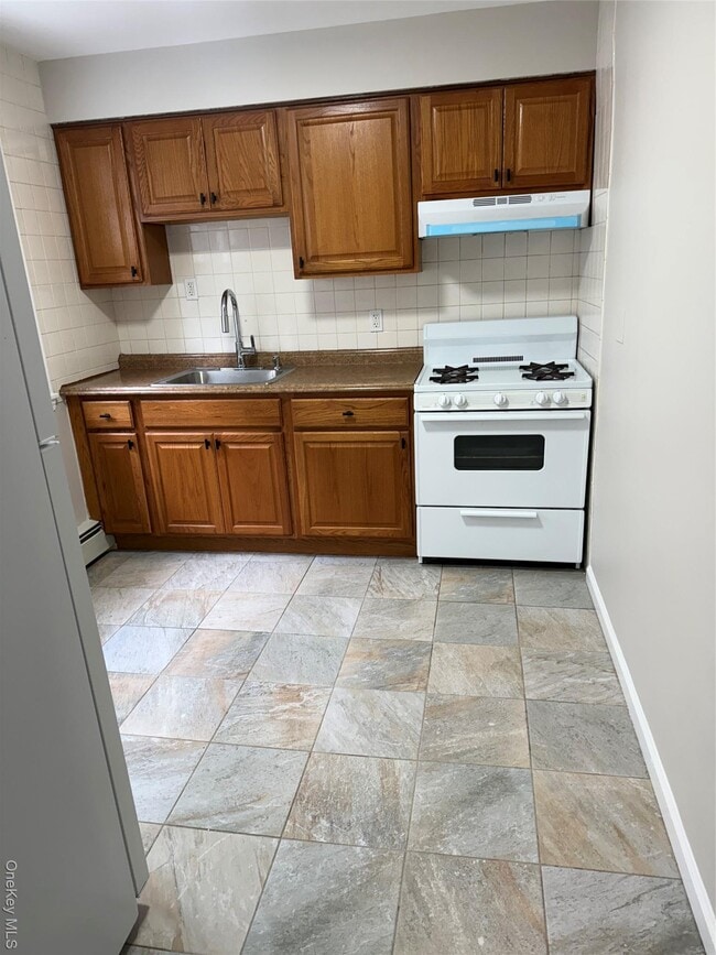 208 Orchard St in Westbury, NY - Building Photo - Building Photo