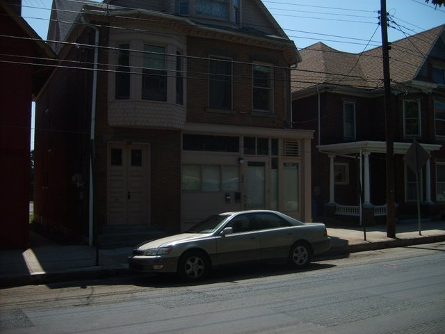 258-262 E Queen St in Chambersburg, PA - Building Photo