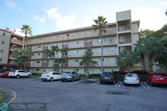 2216 N Cypress Bend Dr in Pompano Beach, FL - Foto de edificio - Building Photo