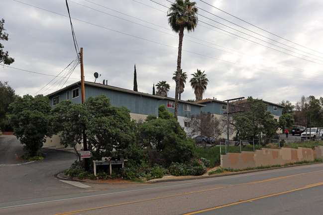 2162-2172 S Santa Fe Ave in Vista, CA - Foto de edificio - Building Photo