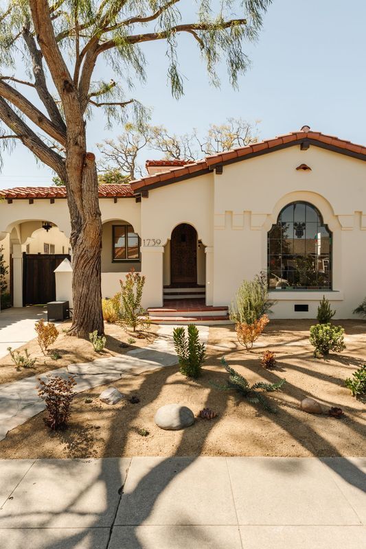 1739 S Ogden Dr in Los Angeles, CA - Foto de edificio - Building Photo