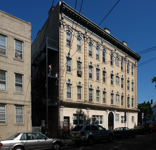 219-223 Adams St in Newark, NJ - Foto de edificio - Building Photo