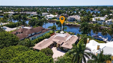 950 Galleon Dr in Naples, FL - Foto de edificio - Building Photo