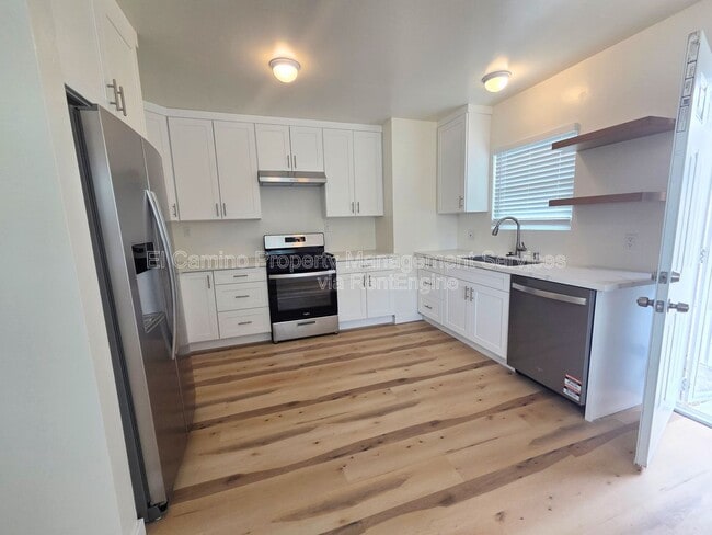 3164 Pine Ave in Long Beach, CA - Building Photo - Building Photo