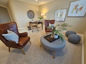 1428 Legend Ln in Brentwood, CA - Foto de edificio - Building Photo