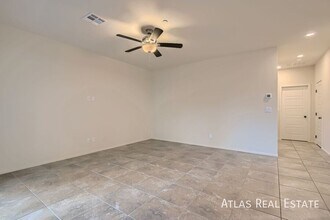 4452 Sapphire Moon Ave in North Las Vegas, NV - Foto de edificio - Building Photo