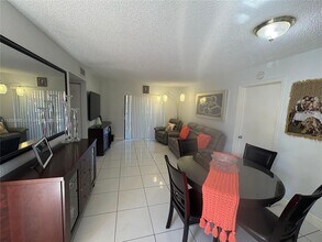 9714 Hammocks Blvd in Miami, FL - Building Photo - Building Photo