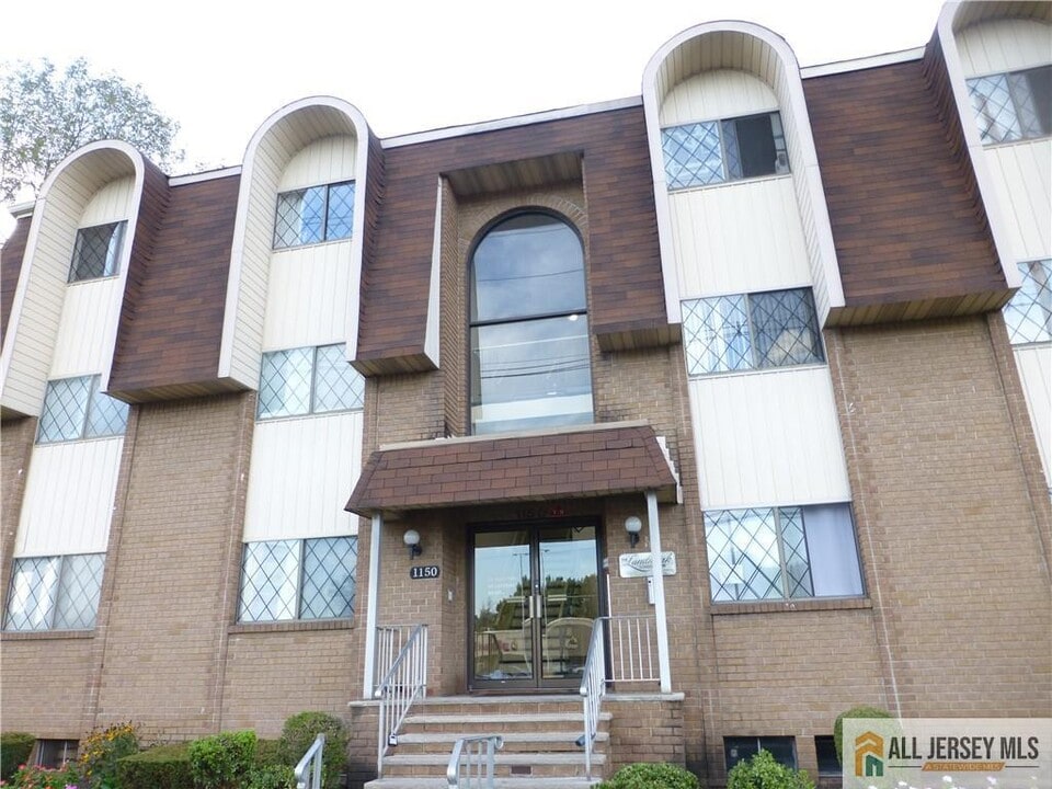 1150 W St Georges Ave in Linden, NJ - Building Photo