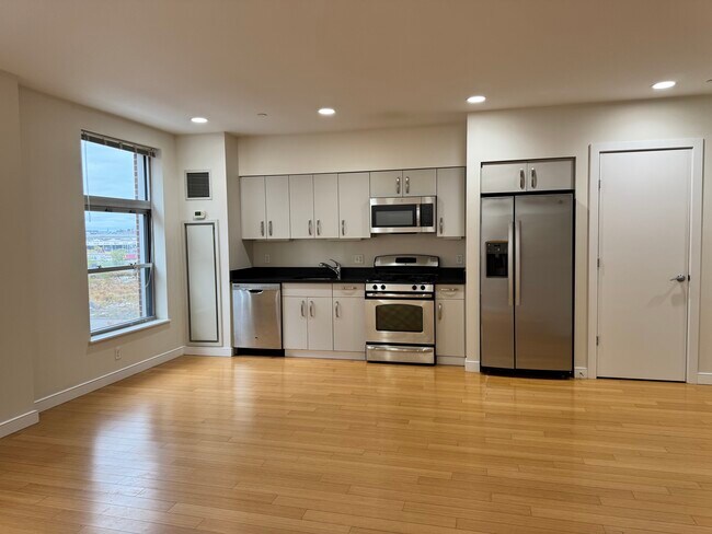 595 Albany St, Unit 407 in Boston, MA - Building Photo - Building Photo