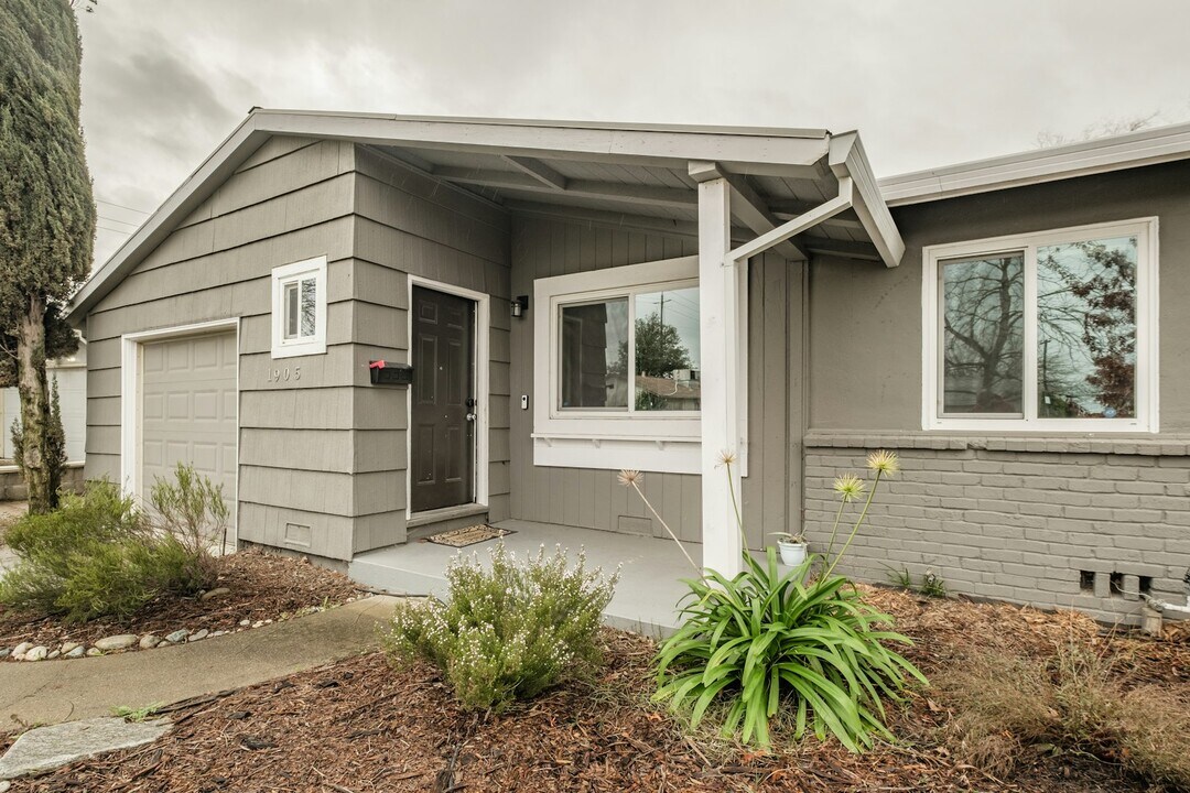 1905 Waterford Rd in Sacramento, CA - Building Photo