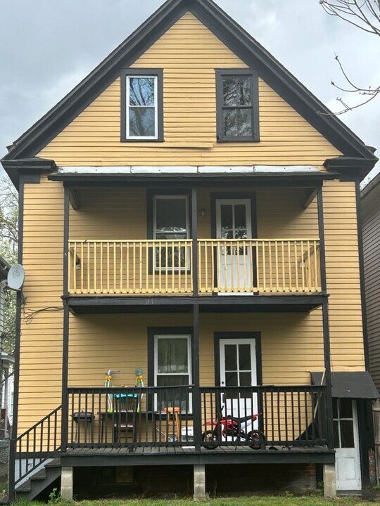 12 Franklin St in Poughkeepsie, NY - Building Photo