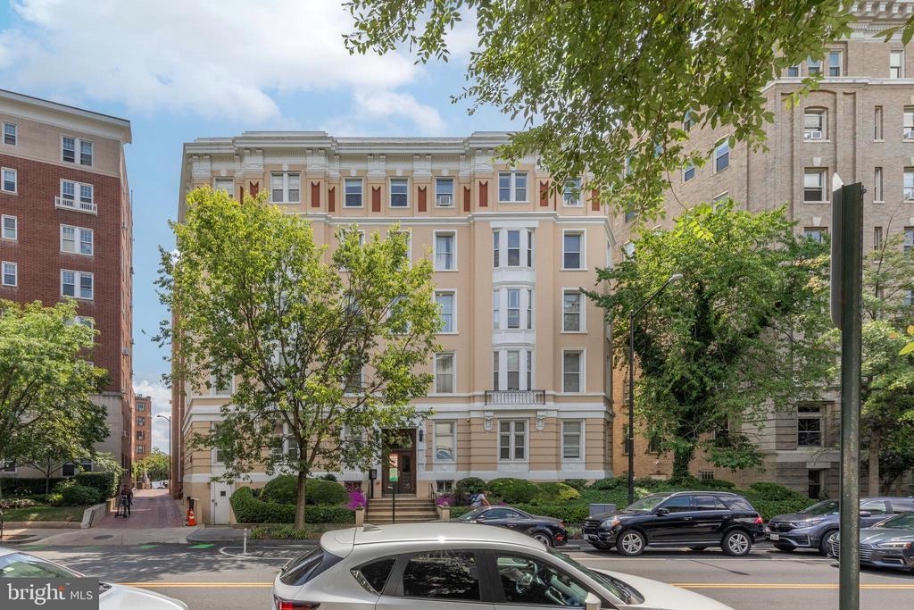 2006 Columbia Rd NW in Washington, DC - Building Photo