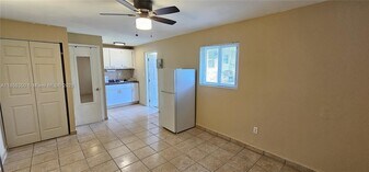 1701 Shenandoah St in Hollywood, FL - Building Photo