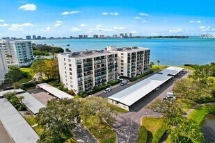 100 Oakmont Ln in Belleair, FL - Building Photo