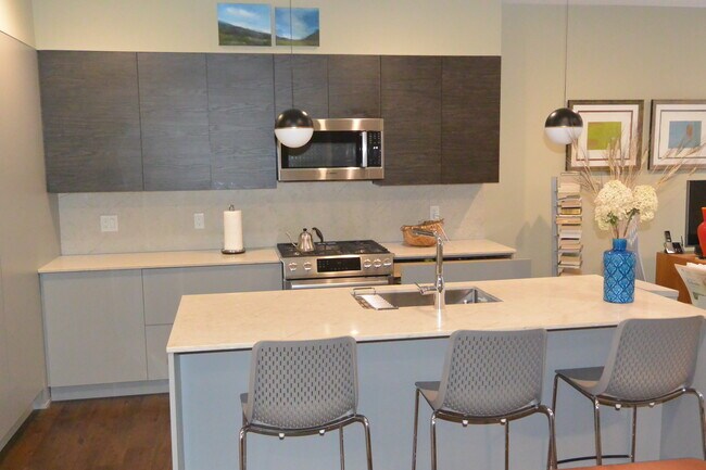 45 Burnett St, Unit 201 in Boston, MA - Building Photo - Building Photo