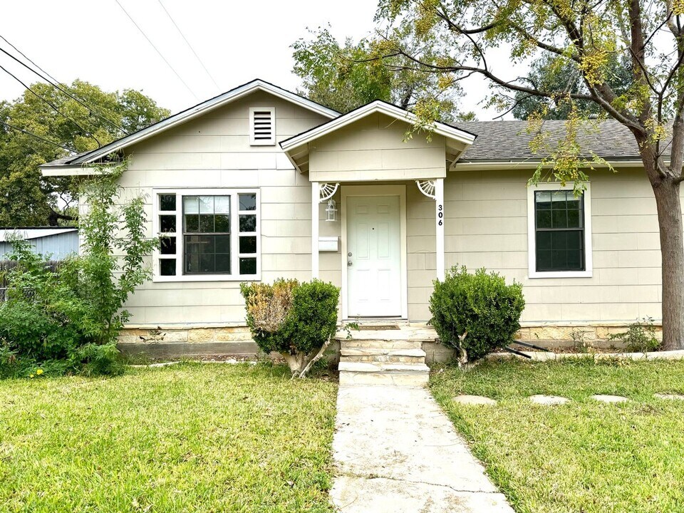 306 Koch St in Schertz, TX - Foto de edificio