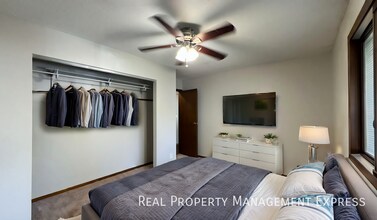 4 bed 2 bath home with attached garage! in Sioux Falls, SD - Building Photo - Building Photo