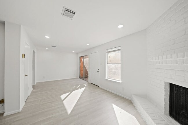 7949 Ellinger Ln in Houston, TX - Building Photo - Building Photo