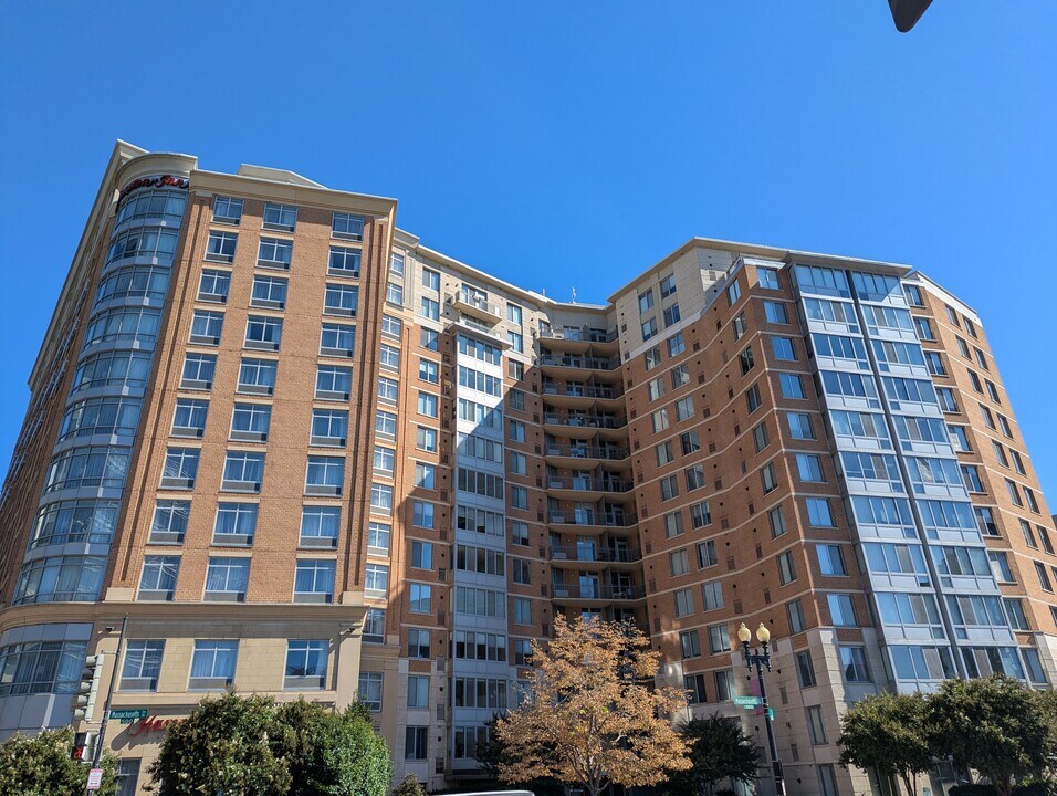 555 Massachusetts Ave NW, Unit #907 in Washington, DC - Foto de edificio
