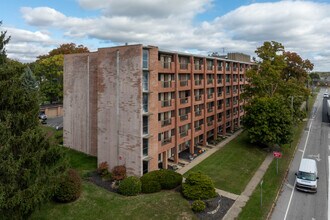The Apartments on Second Street in Cuyahoga Falls, OH - Foto de edificio - Building Photo
