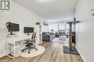 100 Bronte Rd in Oakville, ON - Building Photo - Building Photo