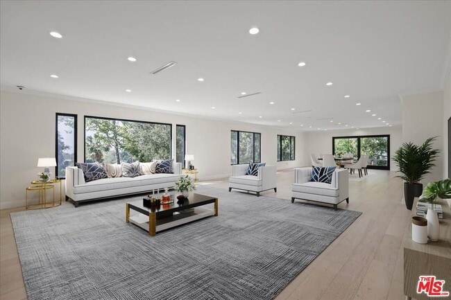 11515 Thurston Cir in Los Angeles, CA - Building Photo - Building Photo