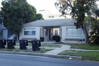 14532 Dickens St in Sherman Oaks, CA - Building Photo - Primary Photo