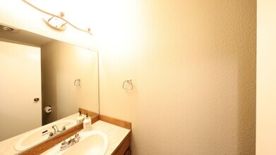 111 NW Columbia Dr in Oak Harbor, WA - Foto de edificio - Building Photo