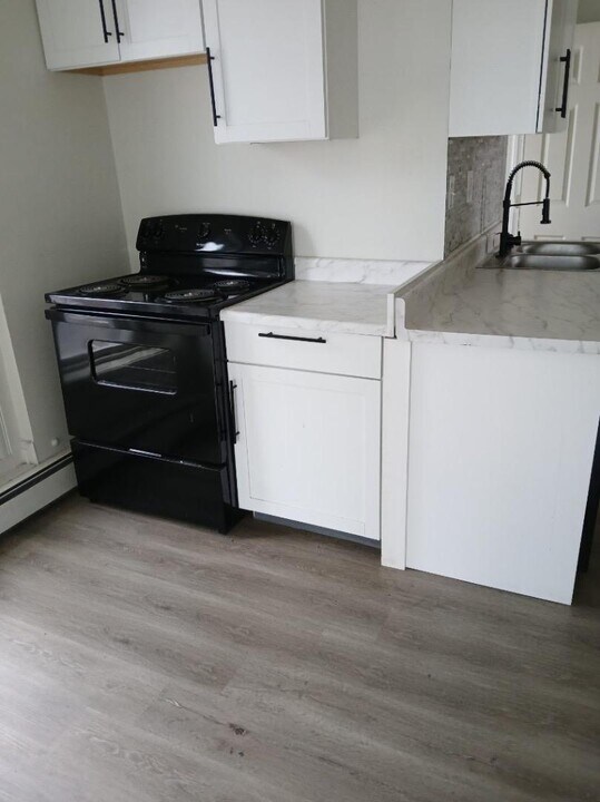 809 River St in Troy, NY - Building Photo