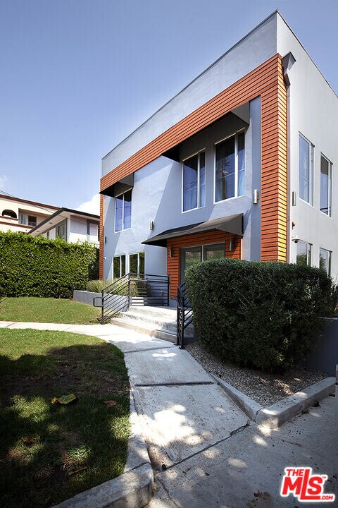 1950 Beachwood Dr in Los Angeles, CA - Building Photo