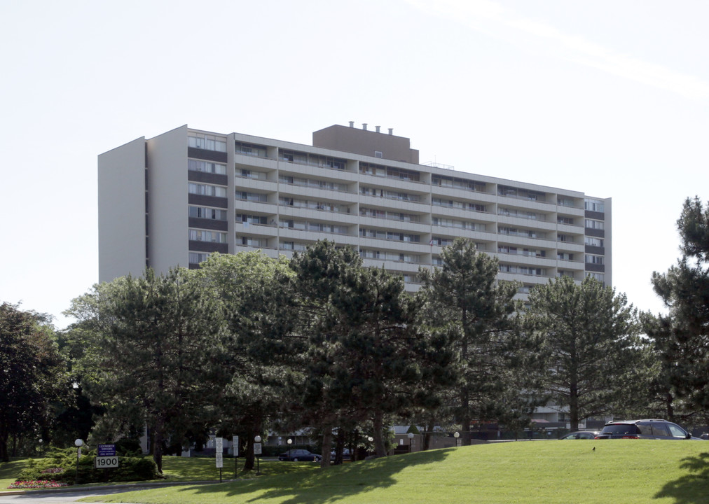 Lenworth Towers in Mississauga, ON - Building Photo