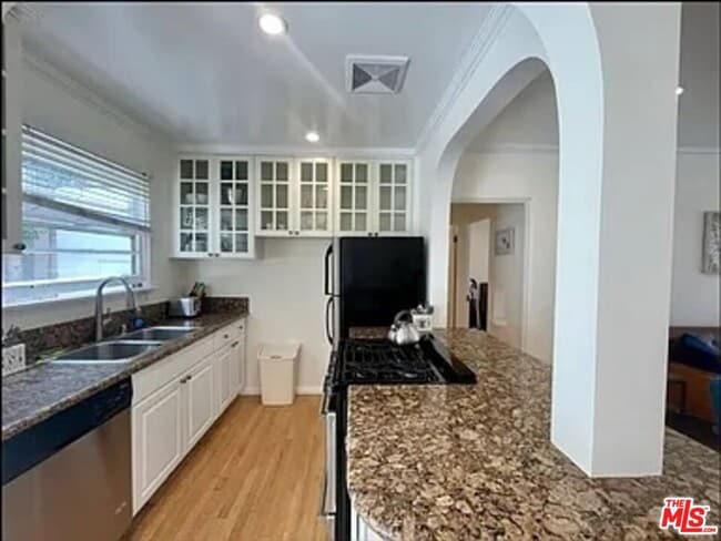 1134 Chelsea Ave in Santa Monica, CA - Building Photo - Building Photo