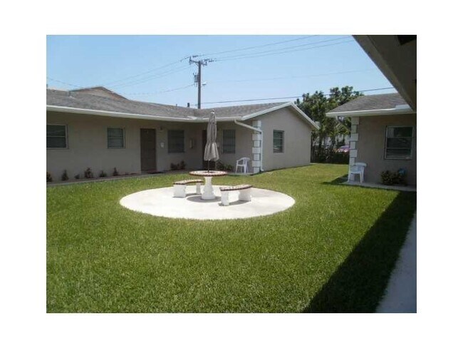 220 NE 40th St in Oakland Park, FL - Building Photo - Building Photo